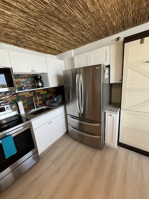 Private kitchen - Surfboard Shack, Cool 1-bed, walk to everything! Huge pool, hot tub, grill& WIFI (Daytona Beach)
