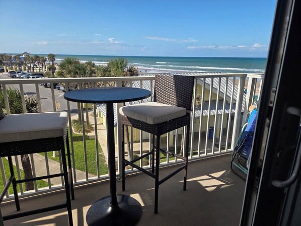 Outdoor dining - Surfboard Shack, Cool 1-bed, walk to everything! Huge pool, hot tub, grill& WIFI (Daytona Beach)