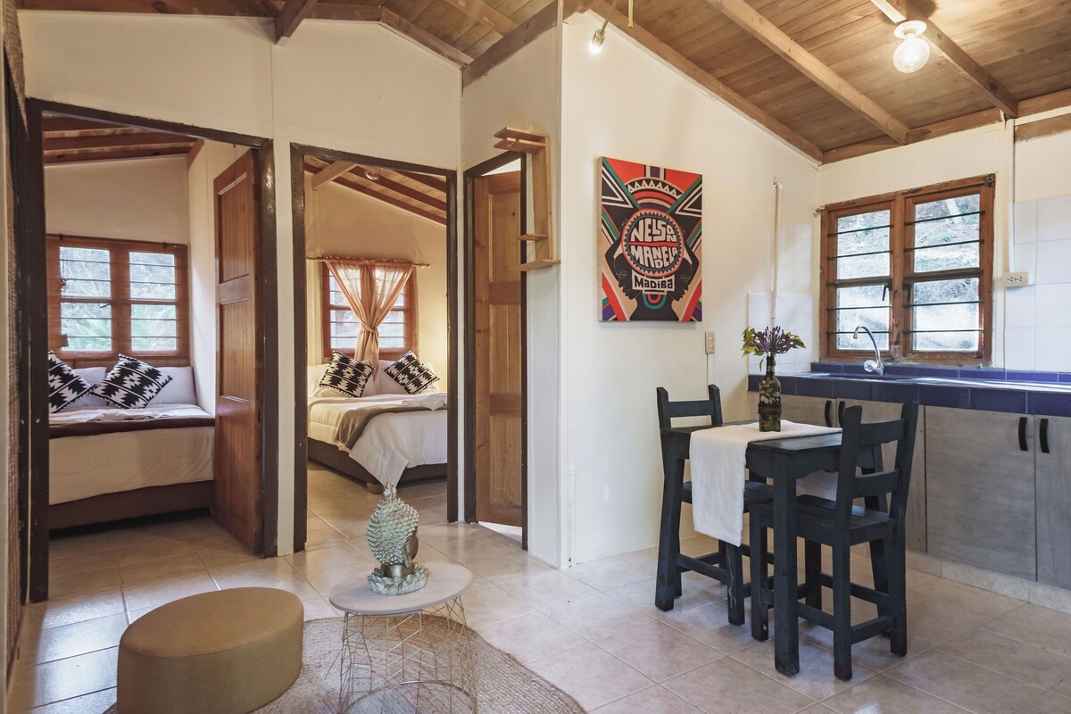 Bungalow familiar, patio, vistas a la montaña | Escritorio y wifi gratis