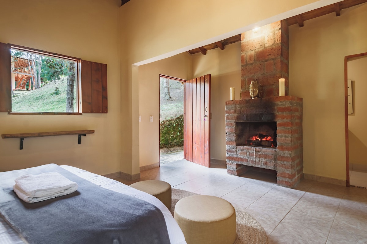 Suite exclusiva, patio, vistas a la montaña | Escritorio y wifi gratis