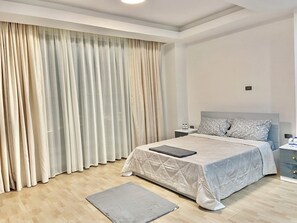 3 Schlafzimmer, Schreibtisch, Bügeleisen/Bügelbrett, Reisekinderbett