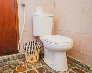 Superior Room | Bathroom | Towels, soap, shampoo, toilet paper - Tude's Family Homestay (Gianyar)