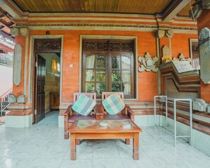 Terrace/patio - Tude's Family Homestay (Gianyar)
