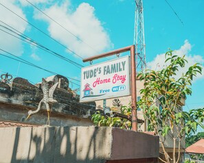 Exterior - Tude's Family Homestay (Gianyar)
