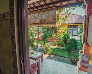 Desk - Tude's Family Homestay (Gianyar)