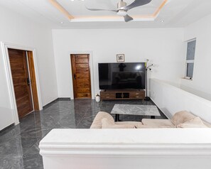 Living area - Modern 3BR En-Suite Home + Wi-Fi,Near Airport (Accra)