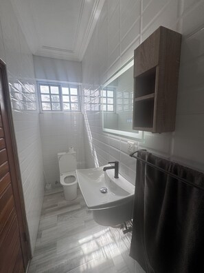 Bathroom - Modern 3BR En-Suite Home + Wi-Fi,Near Airport (Accra)