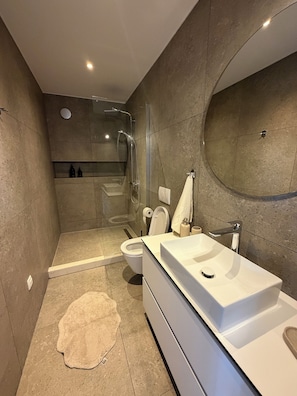 Hair dryer, towels, soap, toilet paper - Sea View 2-bedroom apartment in the heart of Bol! (Bol)
