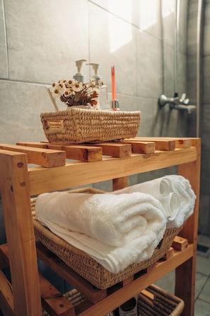 A wooden bench with a woven basket containing toiletries and a towel. - Lights&kulture Lovely 2-bedroom apartment in Arusha, Tanzania (Ngaramtoni, Arusha)