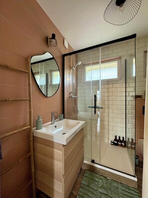 Regadera y papel de baño