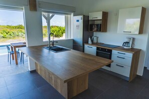 Wasserkocher mit Kaffee-/Teezubehör, Kühlschrank, Mikrowelle, Ofen
