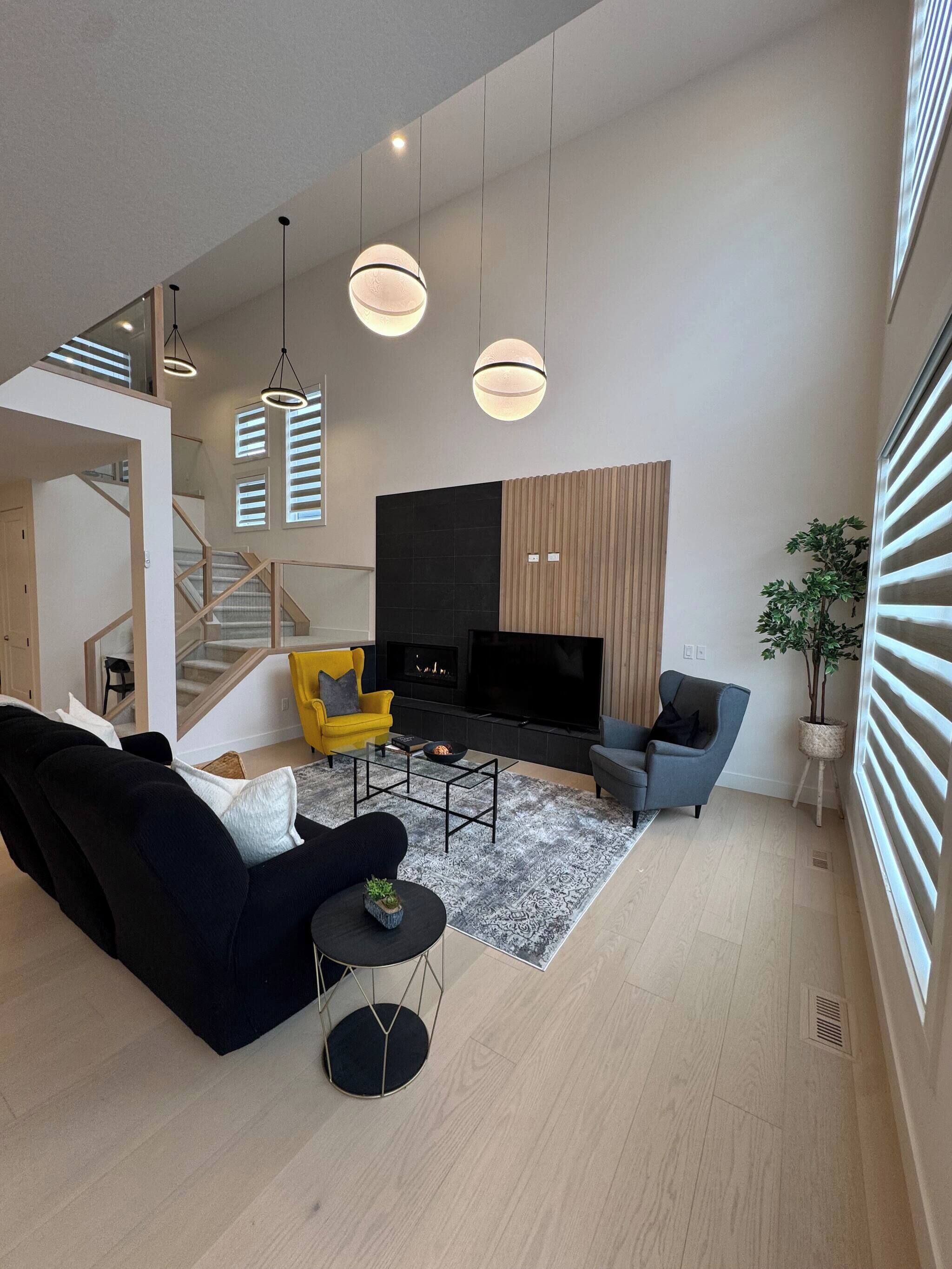House, Multiple Bedrooms, Patio | Living room | Books