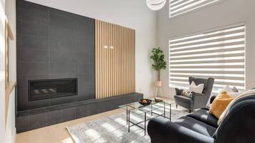 Maison, plusieurs chambres, patio | Aire de séjour | Livres