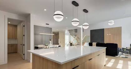Luxe Elite Escape 8 Bdrm Near Lake!