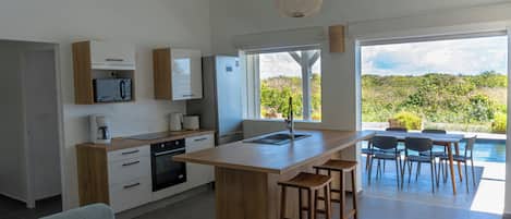 Wasserkocher mit Kaffee-/Teezubehör, Kühlschrank, Mikrowelle, Ofen