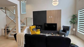 Maison, 5 chambres, patio | Salle de séjour | Livres