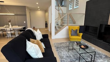 Maison, 5 chambres, patio | Aire de séjour | Livres