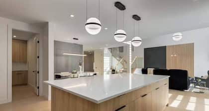 Luxuria Vibe & Vogue 5 Bdrm Near Lake!