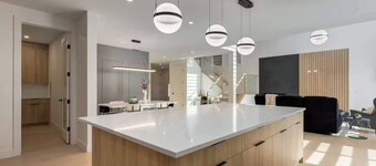 Luxuria Vibe & Vogue 5 Bdrm Near Lake!