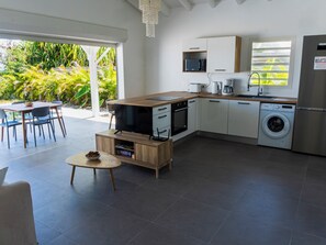 Wasserkocher mit Kaffee-/Teezubehör, Kühlschrank, Mikrowelle, Ofen