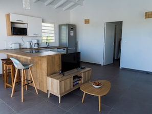Wasserkocher mit Kaffee-/Teezubehör, Kühlschrank, Mikrowelle, Ofen