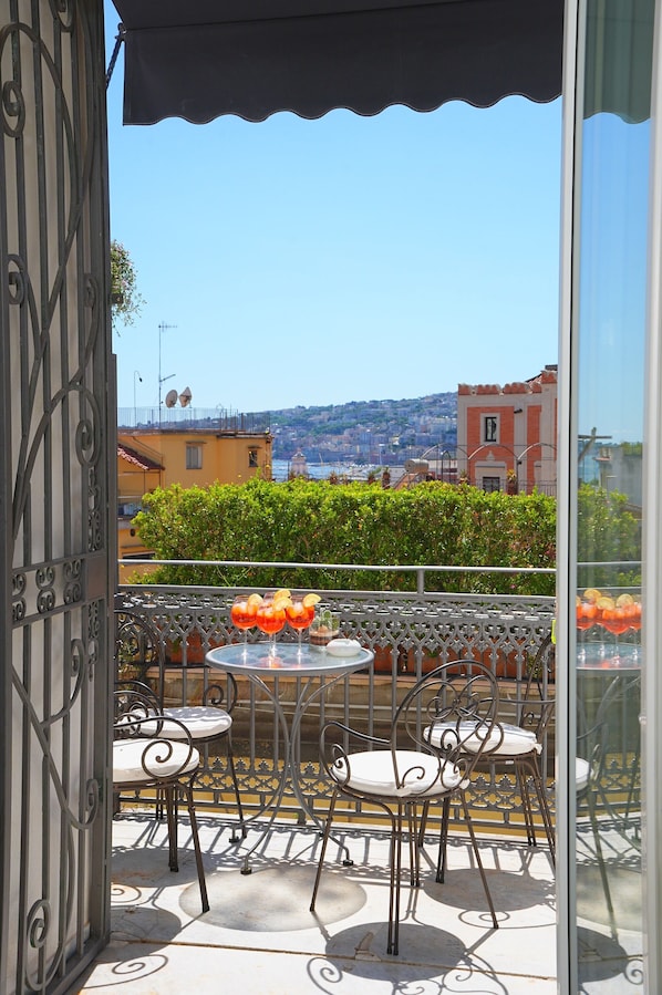 Outdoor dining - DIMORA DONNA EVA: an elegant apartment in the historic center with a panoramic balcony (Napoli)