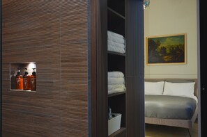 2 bedrooms, iron/ironing board, WiFi, bed sheets - DIMORA DONNA EVA: an elegant apartment in the historic center with a panoramic balcony (Napoli)