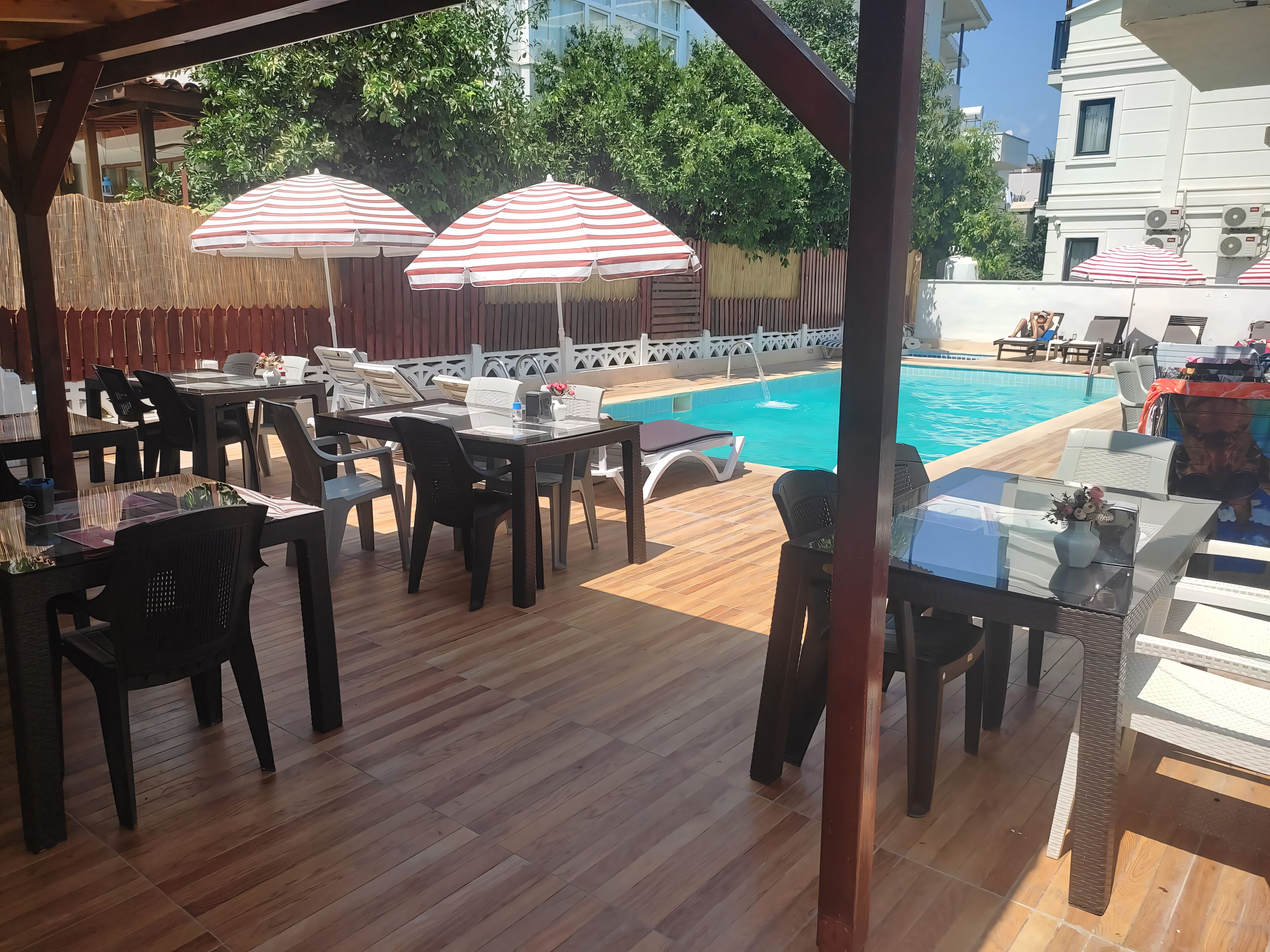 Habitación triple, balcón, vistas a la ciudad | Restaurante al aire libre