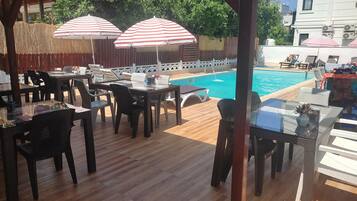 Habitación triple, balcón, vistas a la ciudad | Restaurante al aire libre