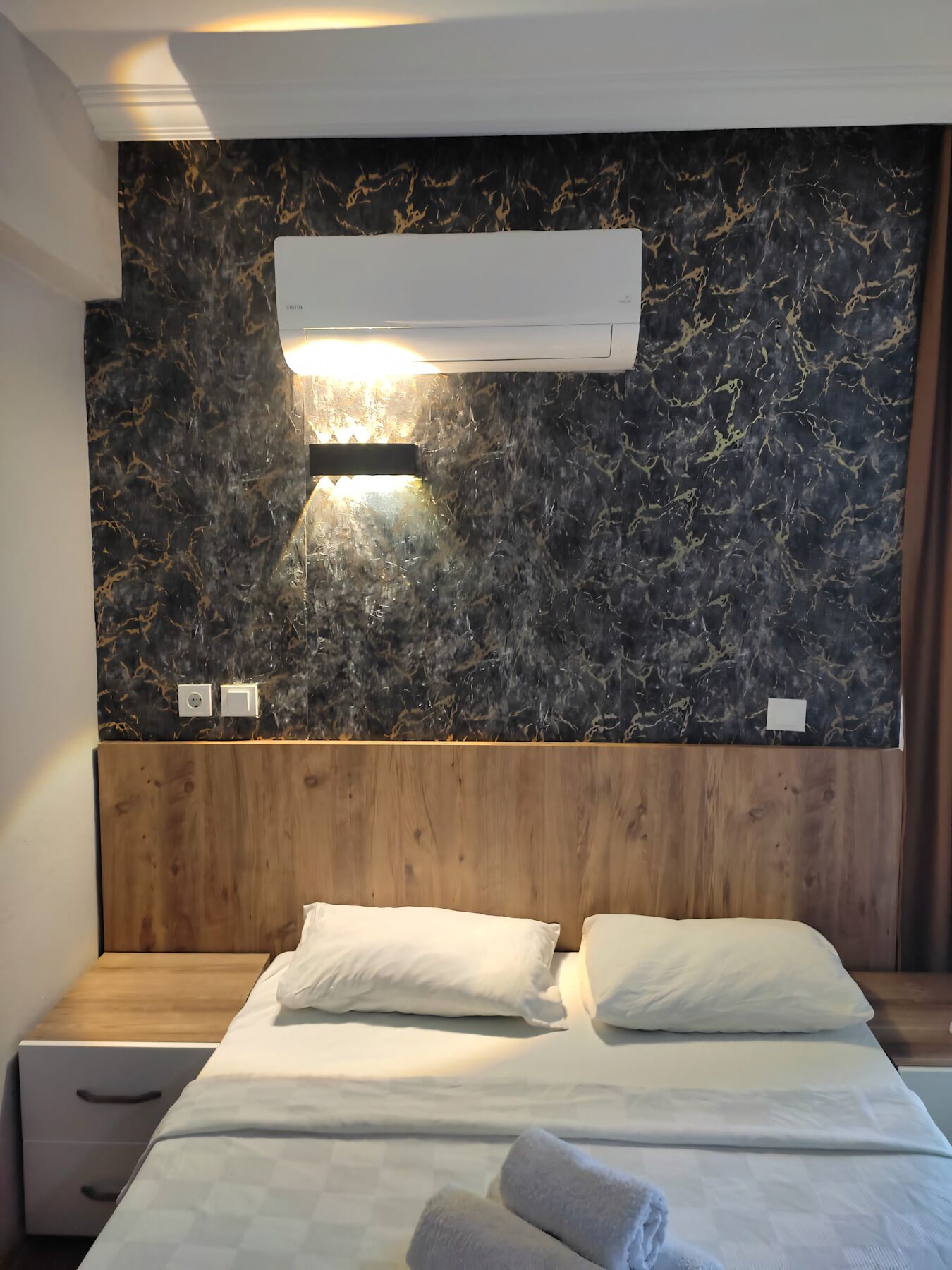 Standaard kamer, balkon, uitzicht op de stad | Een laptopwerkplek, een strijkplank/strijkijzer, gratis wifi, beddengoed