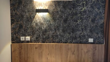 Standaard kamer, balkon, uitzicht op de stad | Een laptopwerkplek, een strijkplank/strijkijzer, gratis wifi, beddengoed