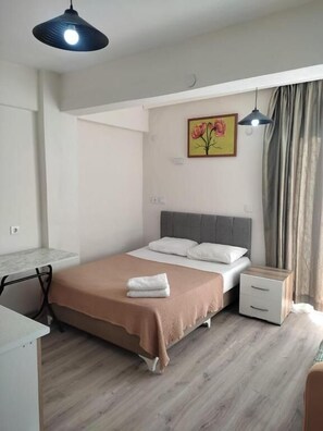 Chambre Quadruple, balcon, vue jardin | Fer et planche à repasser, Wi-Fi gratuit