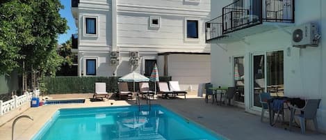 Appartement Standard, balcon, vue jardin | Piscine | Piscine extérieure (ouverte en saison)