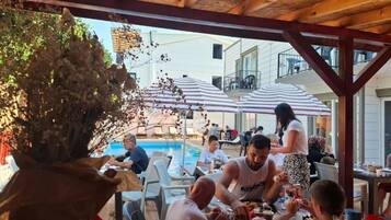 Standard-Apartment, Balkon, Gartenblick | Speisen im Freien