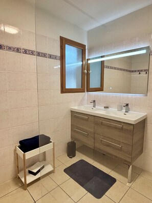Bathroom - A warm and comfortable home (up to 6 people) (Le Verdon-sur-Mer)