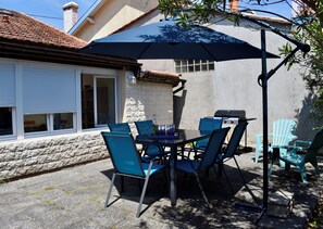 Outdoor dining - A warm and comfortable home (up to 6 people) (Le Verdon-sur-Mer)