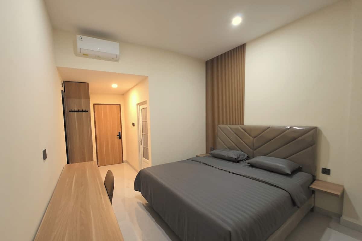 Deluxe Room, 1 King Bed | Desk, bed sheets