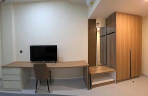 Desk, bed sheets - Unika Coliving Vibes Syariah (Pekanbaru)