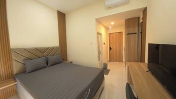 Deluxe Room, Balcony | Desk, bed sheets