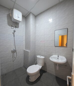 Shower, free toiletries, towels, soap - Unika Coliving Vibes Syariah (Pekanbaru)