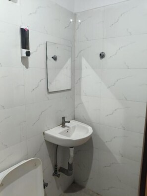 Deluxe Double Room | Bathroom | Shower, free toiletries, hair dryer, towels - Icloudelitesuites (Bengaluru)