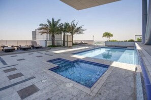 House - Free Housekeeping Visits During Your Stay - Stayshort - Modern 1BR in Prime Business Bay That Sleeps 3 (Dubai)