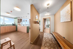 House - Free Housekeeping Visits During Your Stay - Stayshort - Modern 1BR in Prime Business Bay That Sleeps 3 (Dubai)