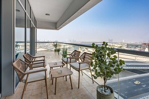 House - Free Housekeeping Visits During Your Stay - Stayshort - Modern 1BR in Prime Business Bay That Sleeps 3 (Dubai)