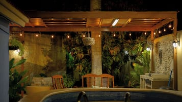 Outdoor spa tub
