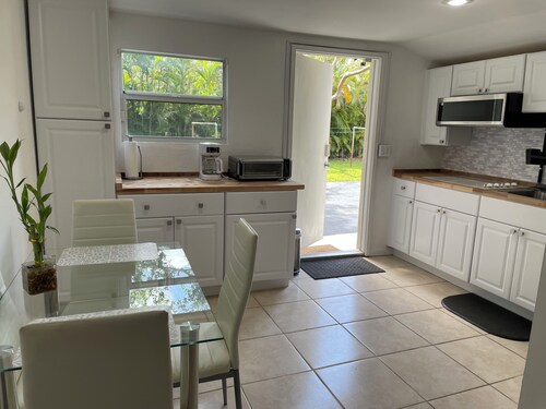 Cozy 2-bedroom cottage, 3 miles to marvelous Beaches