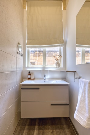 Deluxe Double Room | Bathroom | Shower, hair dryer, towels, soap - Dar Vitorja (Senglea)