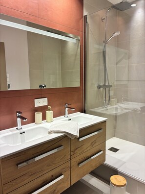 Dusche, Haartrockner, Handtücher, Seife