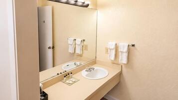 Serviettes fournies, savon, shampoing, papier toilette