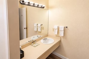 Serviettes fournies, savon, shampoing, papier toilette